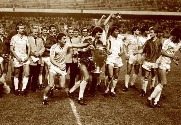 Steaua București players celebrating with the European Cup in 1986